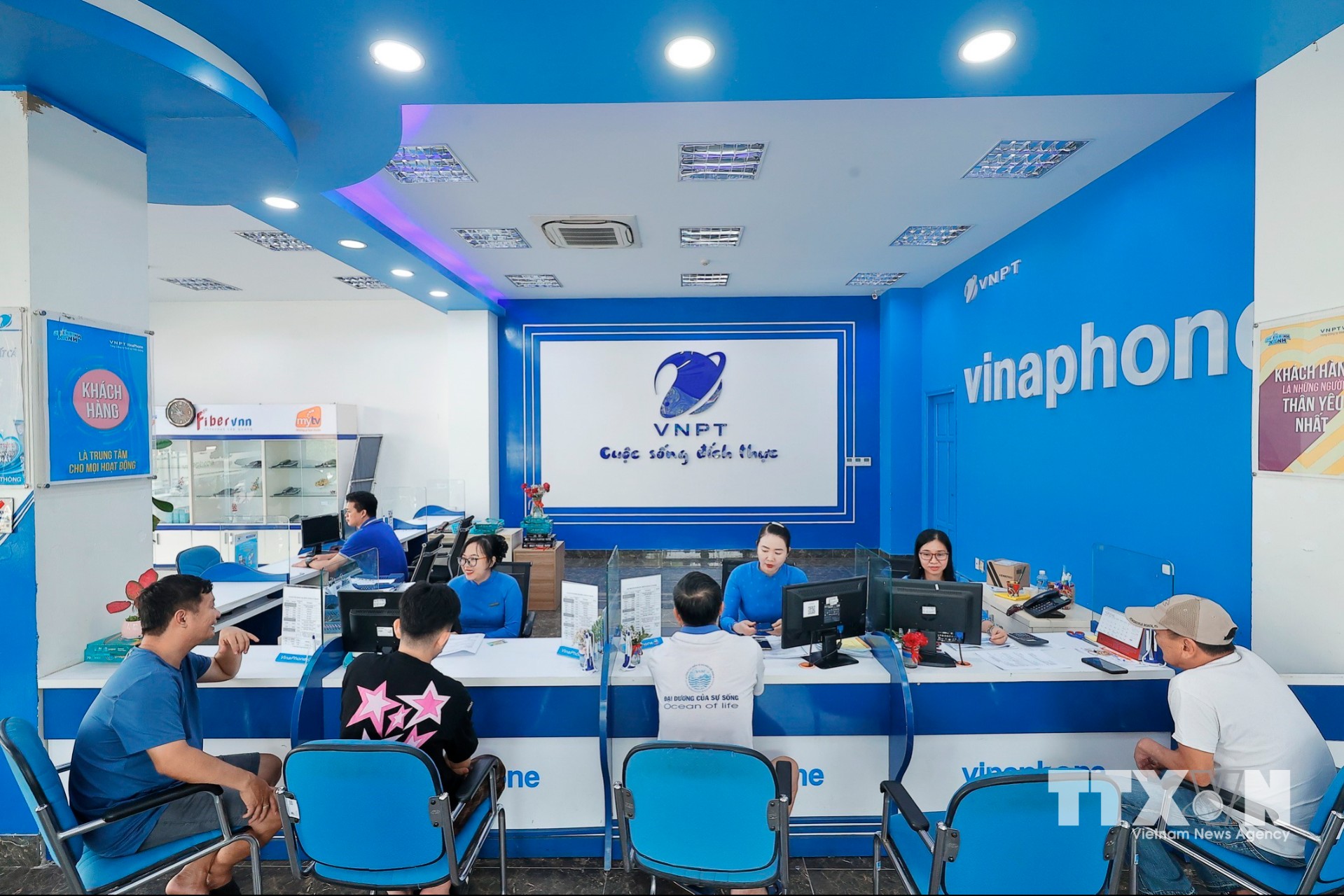 Đến nay, 100% số xã trên toàn tỉnh đã được phủ sóng di động, đáp ứng tốt nhu cầu sử dụng của người dân, kể cả ở vùng sâu, vùng xa. (Ảnh: Minh Quyết/TTXVN)